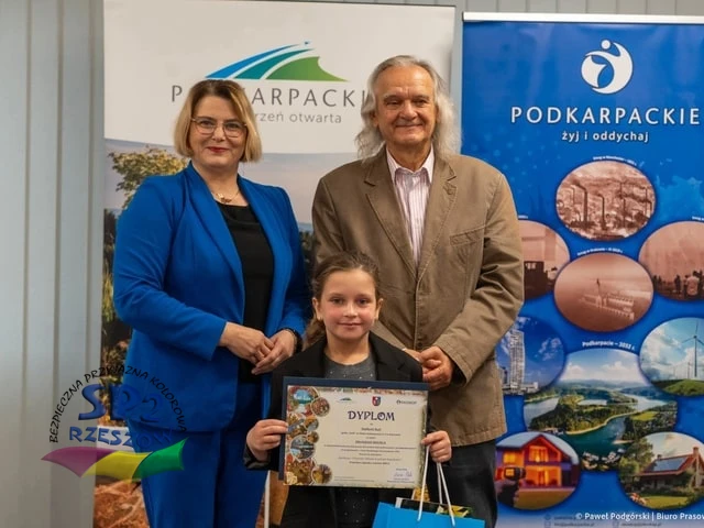 Uczennica klasy 3b Stefania Kula odbiera nagrodę