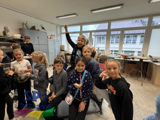 Uczniowie klas młodszych świętują dzień chłopaka