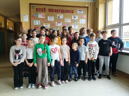 Wolontariusze, którzy brali udział w dwudniowej akcji Caritas "Tak, Pomagam" na szkolnym korytarzu pod gazetkach o Dniu Wolontariusza