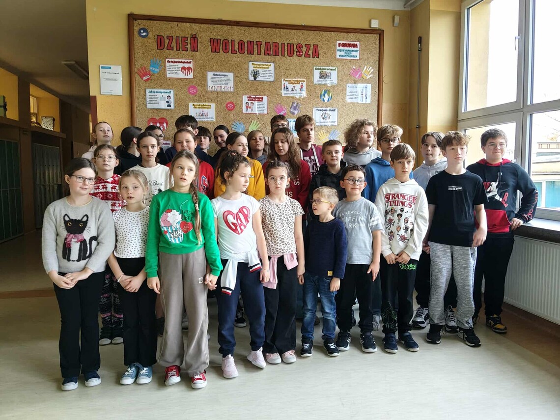 Wolontariusze, którzy brali udział w dwudniowej akcji Caritas "Tak, Pomagam" na szkolnym korytarzu pod gazetkach o Dniu Wolontariusza