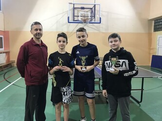 Świąteczny Turniej Tenisa Stołowego - zwycięzcy z opiekunem.