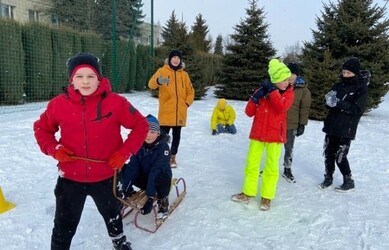 Zabawy uczniów na śniegu w czasie lekcji wychowania fizycznego