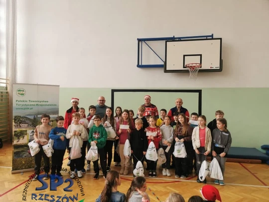 Nagrodzeni uczniowie Mikołajkowych Marszy na Orientację wraz z Mikołajem i orgaznizatorami.