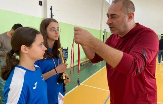 Dziewczynki odznaczane medalami za zajęcie II miejsca w tenisie stołowym