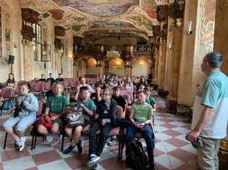 Uczniowie w auli Uniwersytetu Wrocławskiego