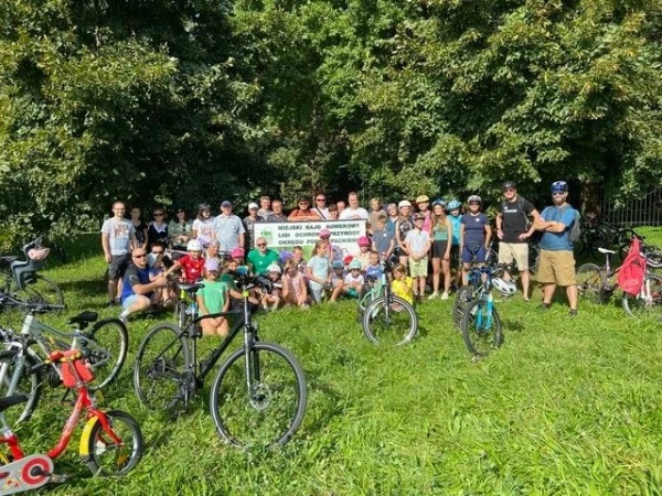 Na zdjęciu uczniowie na rowerach przygotowujący się do kolejnego etapu rajdu.