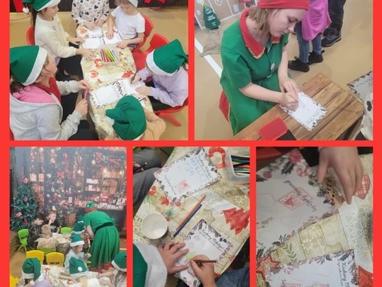 Dzieci piszą list do św. Mikołaja. Elf przybija na listach pieczątki.