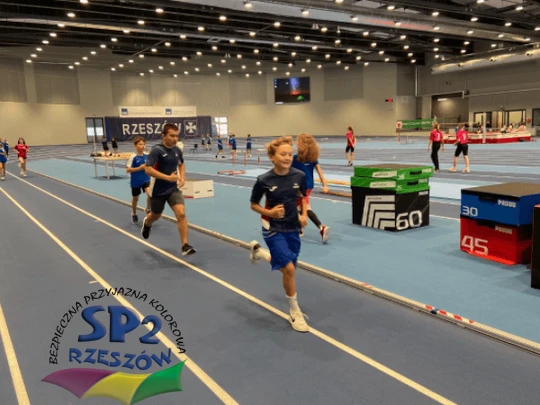 Zawodnicy SP 2 na zawodach lekkoatletycznych.