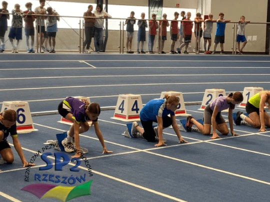 Zawodnicy SP 2 na zawodach lekkoatletycznych.