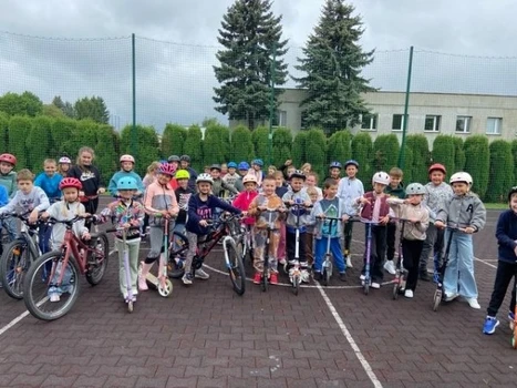 Uczniowie prezentujący swoje pojazdy na boisku szkolnym