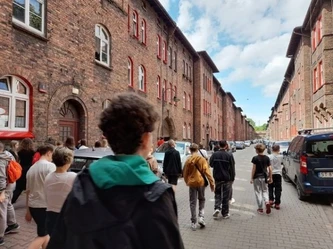 Uczniowie klas szóstych zwiedzają zabytkową dzielnicę Katowic - Nikiszowiec