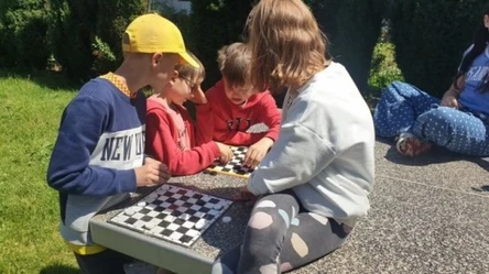 Uczniowie rywalizujący ze sobą w warcabach