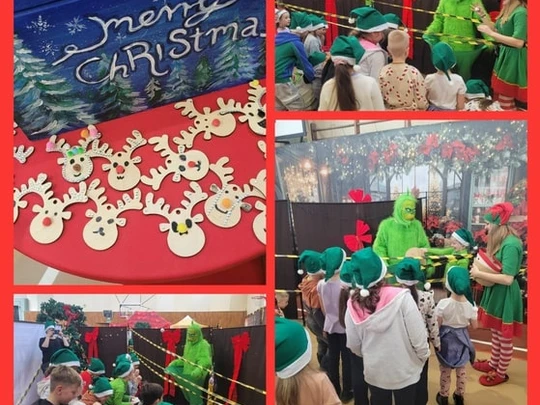 Dzieci stoją przed Grinchem i rzucają w niego kulkami celując w szerokie spodnie.