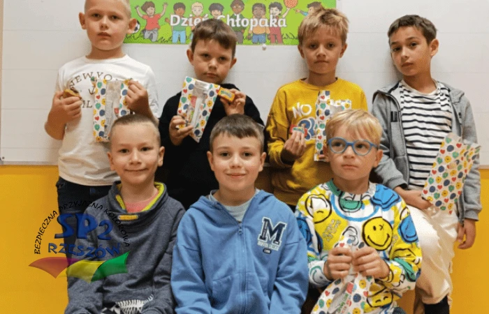 Uczniowie klas młodszych świętują dzień chłopaka
