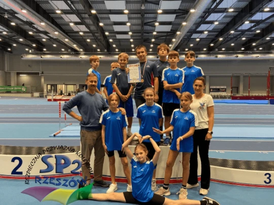 Zawodnicy SP 2 na zawodach lekkoatletycznych.