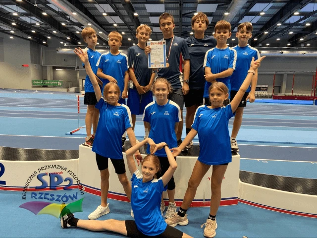 Zawodnicy SP 2 na zawodach lekkoatletycznych.