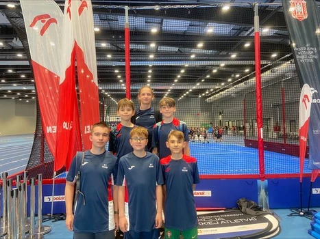 Uczniowie ze Szkoły Podstawowej nr 2 na zawodach lekkoatletycznych