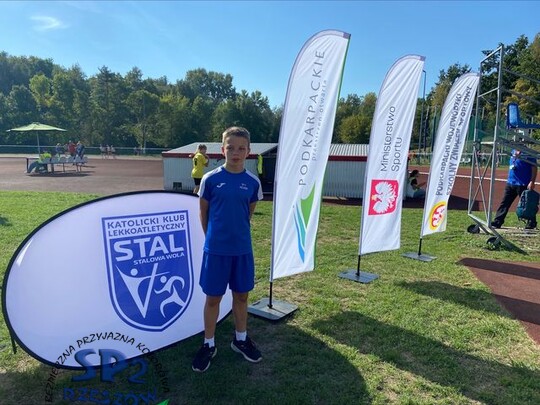 Uczeń przy banerach reklamowych