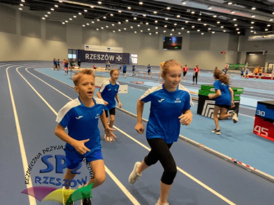 Zawodnicy SP 2 na zawodach lekkoatletycznych.