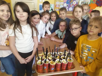 Uczniowie klasy 1a SP 2 w czasie zajęć dotyczących piramidy zdrowego żywienia.