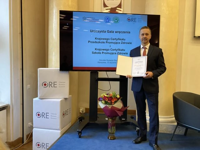 Na zdjęciu widoczny jest Pan Jacek Kuć, który odebrał Krajowy Certyfikat Szkoły Promującej Zdrowie.