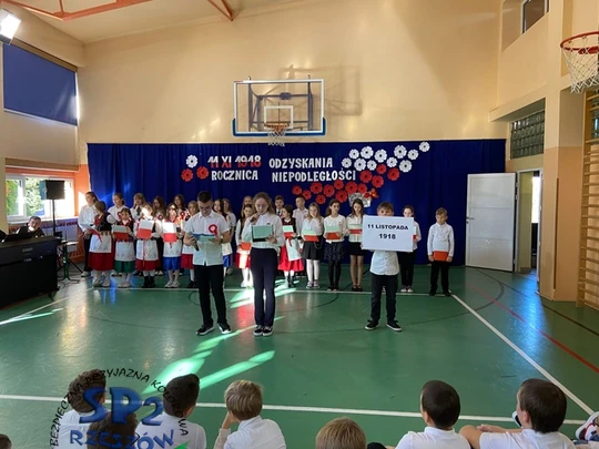 Uczniowie klas 6 SP2 występują na akademii z okazji Święta Niepodległości