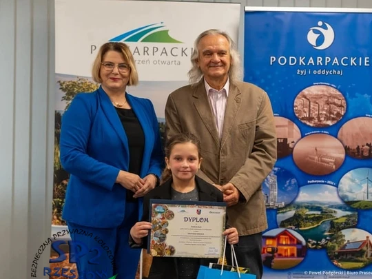 Uczennica klasy 3b Stefania Kula odbiera nagrodę