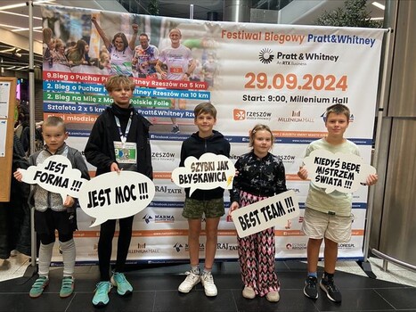 Uczniowie z medalami dyplomami po zakończeniu biegów.