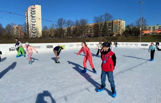 Uczniowie klasy 5b na lodowisku