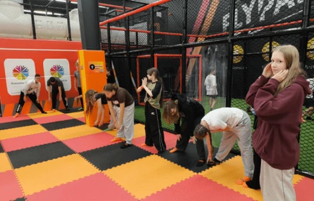 Rozgrzewka uczniów przed wejściem na trampoliny