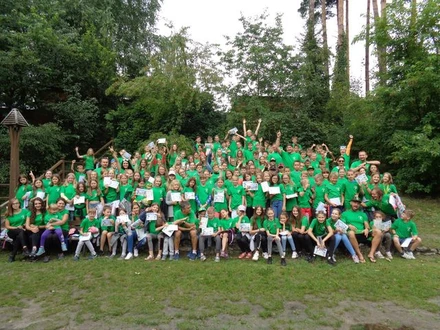 Zdjęcie grupowe przedstawiające uczestników obozu letniego.