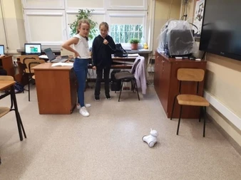 Uczennice sprawdzają działanie programu robota.