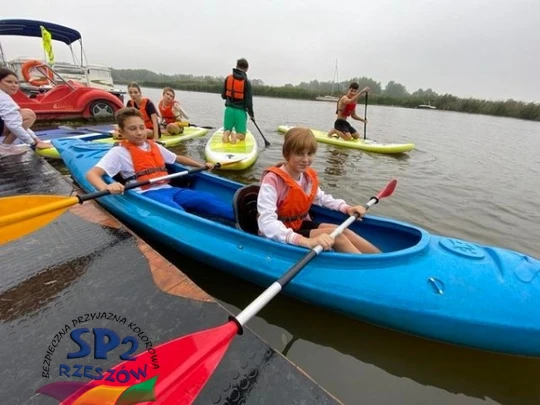 Uczniowie na kajakach nad zalewem w Rzeszowie