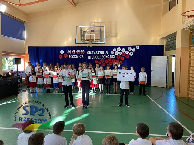 Uczniowie klas 6 SP2 występują na akademii z okazji Święta Niepodległości