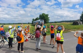 Uczniowie na obozie letnim zorganizowanym przez UKS