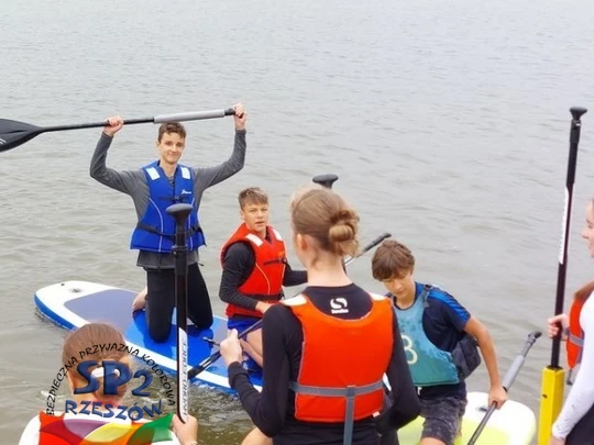 Uczniowie na supach nad zalewem w Rzeszowie