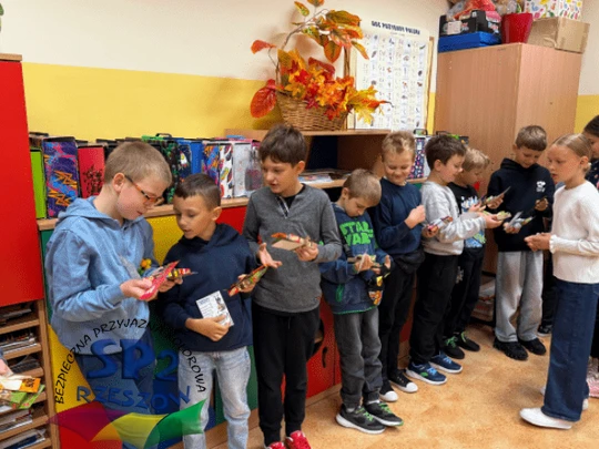 Uczniowie klas młodszych świętują dzień chłopaka