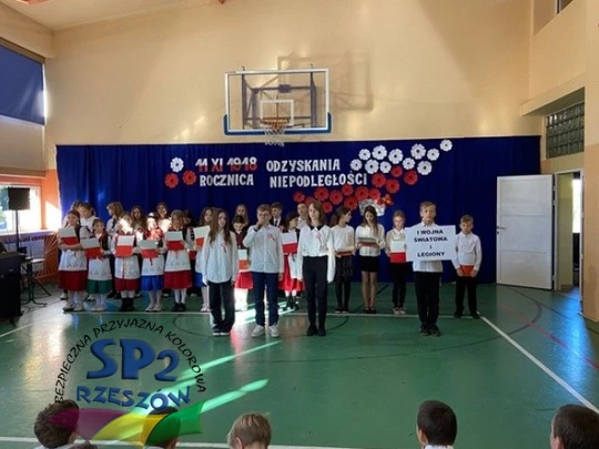 Występy uczni&oacute;w na akademii z okazji Święta Niepodległości.