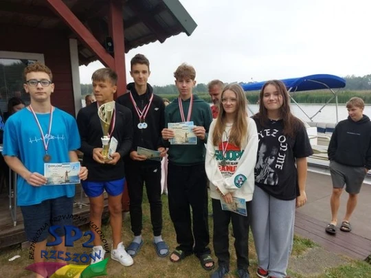 uczniowie z medalami