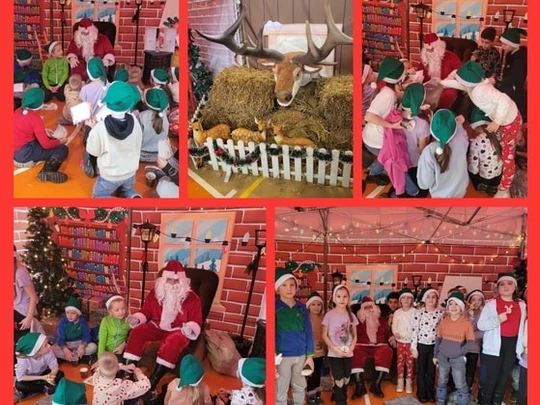 Klasa 1a na spotkaniu z Mikołajem. Dzieci wkładają do worka listy i rozmawiają z Mikołajem.