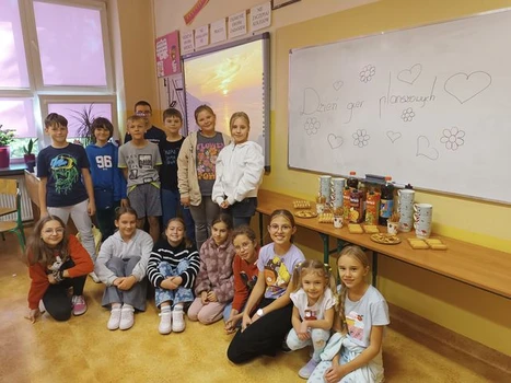 Uczniowie przygotowujący się do wieczoru gier planszowych