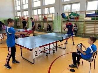 Chłopcy grający w tenisa stołowego