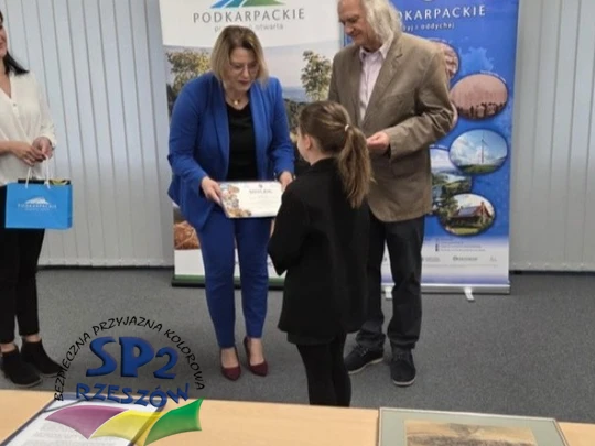 Uczennica klasy 3b Stefania Kula odbiera nagrodę