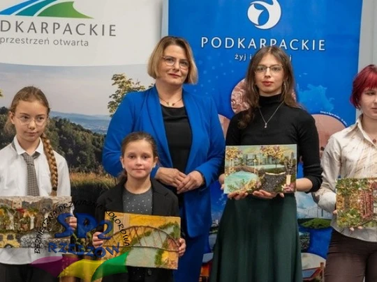 Uczennica klasy 3b Stefania Kula odbiera nagrodę