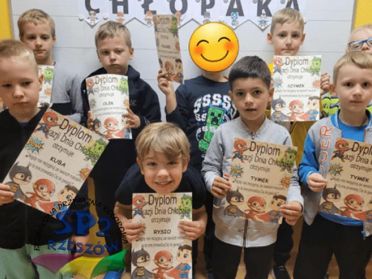 Uczniowie klas młodszych świętują dzień chłopaka