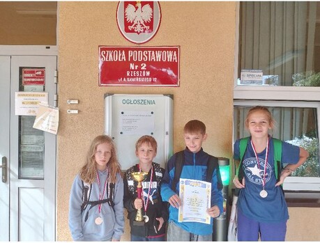 Drużyna uczniów SP 2 na turnieju szachowym.