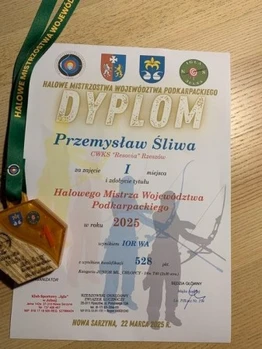 Dyplom i medal za osiągnięcia w łucznictwie Przemka Śliwy