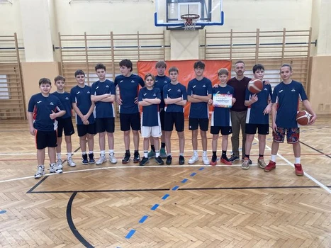 drużyna koszykarzy ze Szkoły Podstawowej nr 2 w Rzeszowie