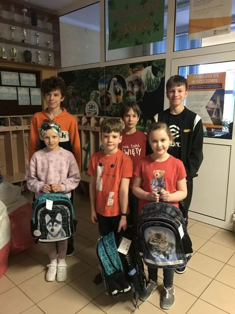 Uczniowie prezentują nagrody uzyskane w konkursie na zbiórkę makulatury