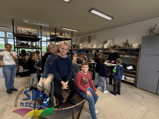 Uczniowie klas młodszych świętują dzień chłopaka